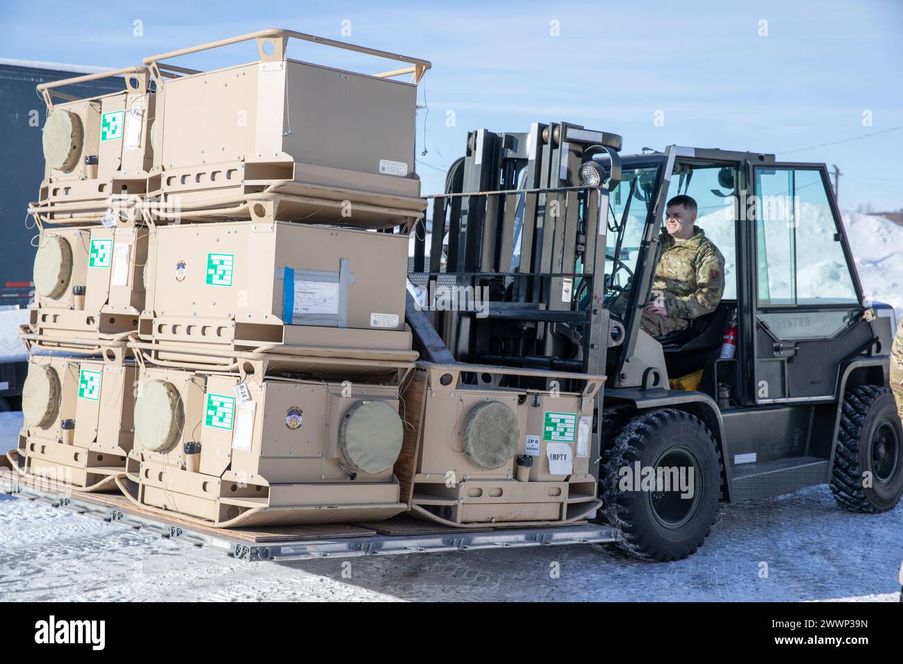 Le Sgt Benjamin Carman, technicien de la Garde nationale de l'Alaska Air, affecté au 176th civil Engineer Squadron, utilise un chariot élévateur tout-terrain pour déplacer une palette de radiateurs portables multi-carburants en préparation de vigilant Guard 2024-2, le 27 février 2024. Les réchauffeurs sont utilisés pour compléter le Disaster relief Beddown Set, un système durable et extensible rapidement déployable capable d'accueillir jusqu'à 150 militaires et premiers intervenants. LE DRBS a été créé à la suite de l'ouragan Katrina et est utilisé en cas d'urgence pour le billeting, les douches, la lessive, la production d'électricité et plus encore. (Alaska National Guard Banque D'Images