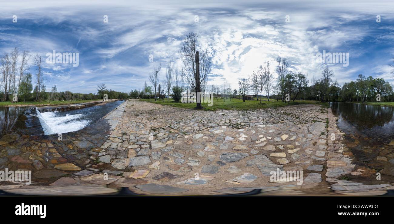 360 piscine d'eau naturelle à la Codosera, Estrémadure, Espagne Banque D'Images