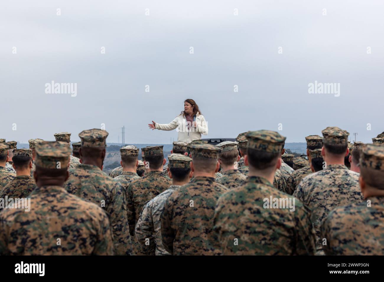 Sherri Sullivan, chef de la section de l'écosystème côtier et riverain avec le Marine corps base Camp Pendleton Environmental Security Department informe les Marines avec le 3rd Assault Amphibian Battalion, 1st Marine Division, pour un nettoyage de plage à Blue Beach, au Marine corps base Camp Pendleton, Californie, le 16 février 2024. Ce nettoyage permet à MCB Camp Pendleton et à ses unités locatives de mener des efforts de préservation tout en harmonisant l’efficacité environnementale et la préparation militaire. MCB Camp Pendleton prend des mesures actives pour préserver la faune régionale et les ressources naturelles tout en fournissant la Fleet Marine Force Banque D'Images