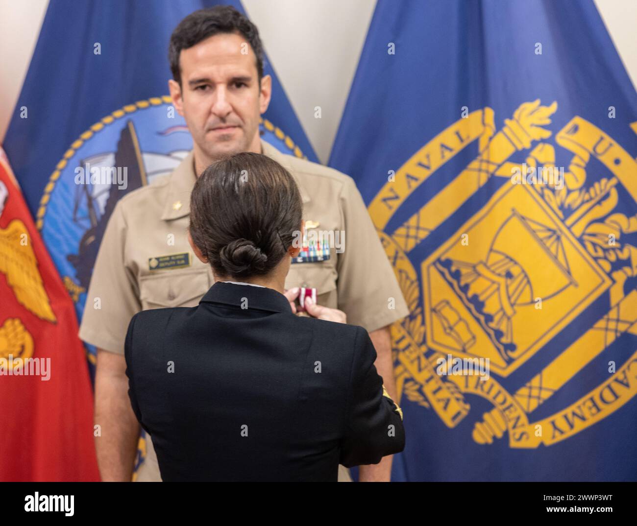 ANNAPOLIS, Md. (29 février 2024) la surintendante de l'Académie navale des États-Unis, la vice-ADM Yvette M. Davids décerne au LCDR Aliano la Médaille du service méritoire pour service exceptionnel de juin 2022 à juin 2024. Marine Banque D'Images