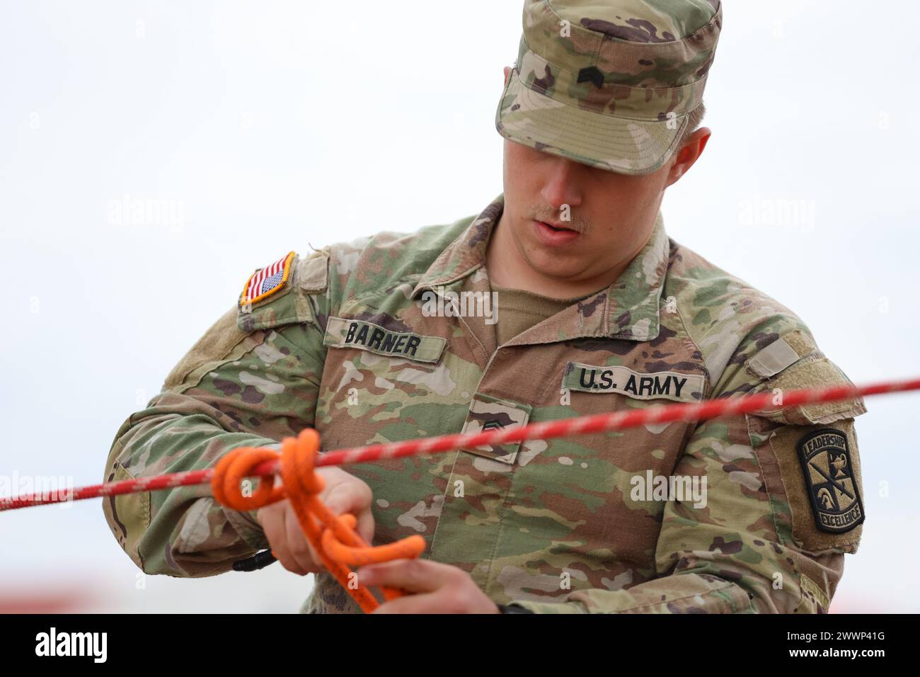 Cadet Dominique Barner, Southern Illinois University à Edwardsville, et son équipe passent le test de nouage lors du 3rd Brigade Army ROTC Northern Warfare Challenge, Fort McCoy, Wisconsin, 23 février 2024. L'événement a mis les équipes au défi d'attacher une ligne de bowline,​ extrémité de la corde prusik, double figure huit, crochet de clou de girofle,​ redirigé figure huit, virage rond et deux demi-attelages, et un siège de rappel. Armée Banque D'Images