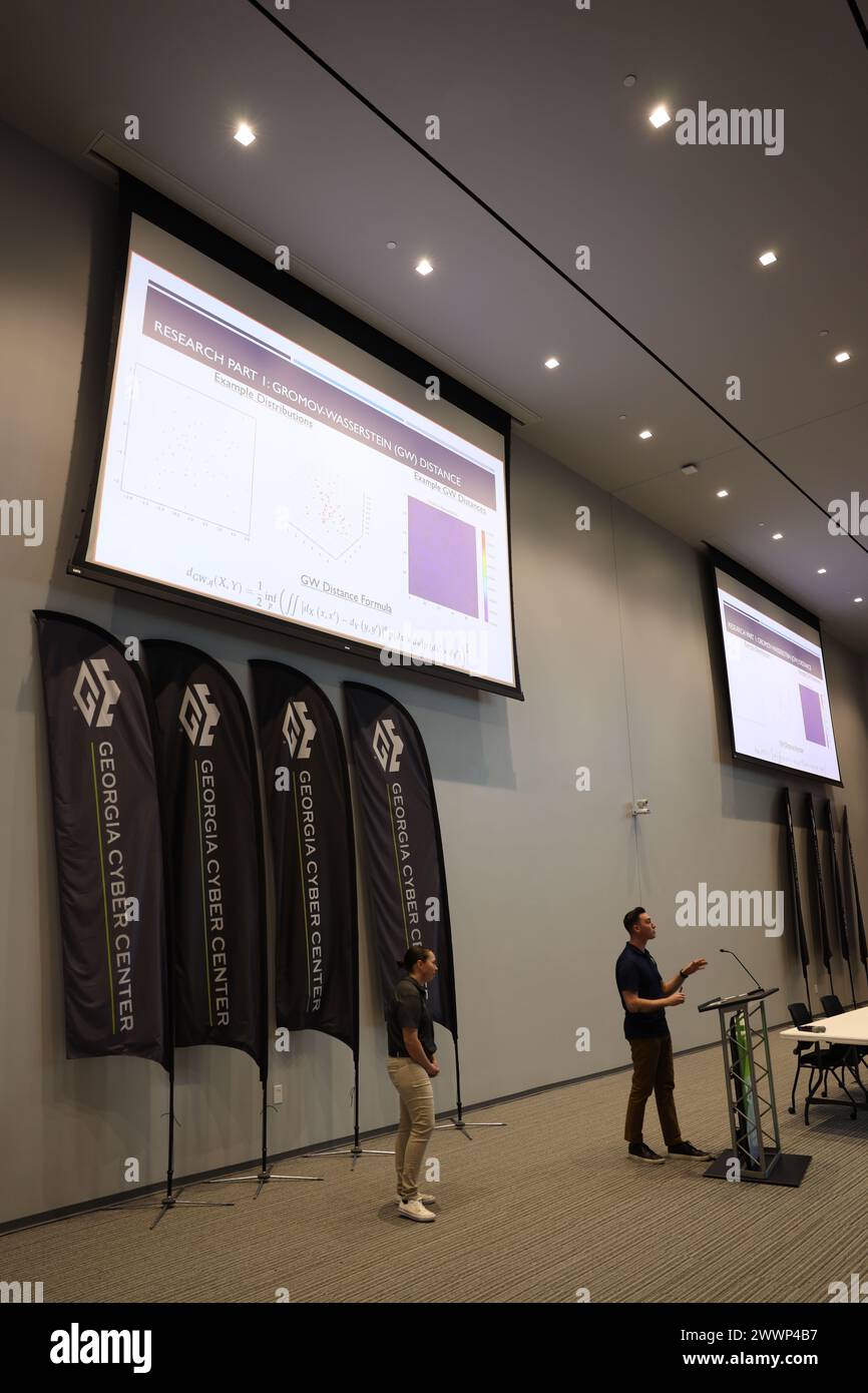 AUGUSTA, Ga – AvengerCon est un événement de sécurité gratuit organisé chaque année par des volontaires de la 780e Brigade de renseignement militaire (Cyber) au profit des pirates du Cyber Command et du Département de la Défense des États-Unis. L'événement est destiné au personnel qui soutient les missions cyberspatiales du DoD, mais d'autres personnes sont les bienvenues. AvengerCon propose des présentations, des villages de pirates, des ateliers de formation et bien plus encore. Banque D'Images