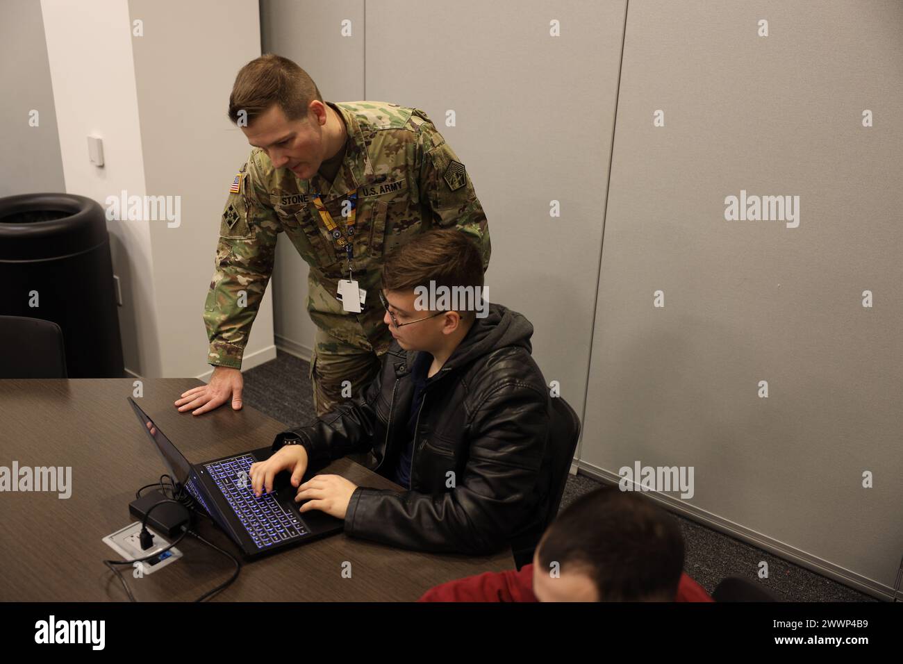 Pratique avec mise à l'échelle horizontale Python pour la production par LE MAJ Brent Stone, Cyber solutions Development, U.S. Army Cyber Command il s'agissait d'un atelier pratique de programmation Python. Python peut être difficile à utiliser en production lorsque des charges de travail « réelles » impliquant des mégabits par seconde (Mbit/s) de données en streaming ou des téraoctets de données stockées sont impliquées. Le verrouillage global de l'interpréteur (GIL) signifie qu'un interpréteur Python est effectivement mono-thread et ne peut pas tirer parti de la capacité des processeurs modernes pour le calcul parallèle. La mise à l'échelle latérale des charges de travail sur de nombreux interpréteurs Python en est l'une Banque D'Images