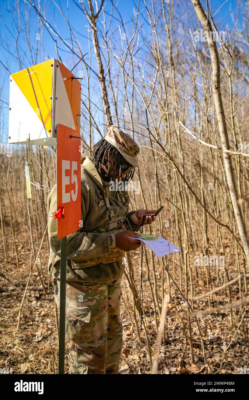 La deuxième journée de la 310e compétition ESC Best Warrior, le 5 février 2024, consistait en la qualification au pistolet M17 et la navigation terrestre à Camp Atterbury, Indiana. Le SPC Jah'nika Stevenson a trouvé son premier point lors de l'événement de navigation terrestre. Banque D'Images