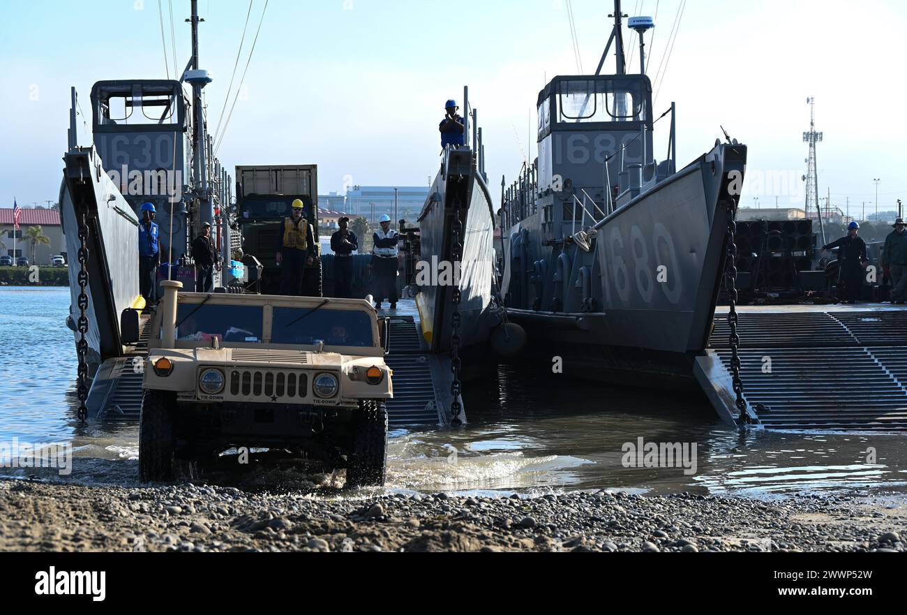 Les marins américains affectés à la Beachmaster Unit 1 et au Amphibious construction Battalion déchargent les véhicules et l'équipement d'un Landing Craft Utility au Camp Pendleton Calif., le 28 février 2024. Les marins basés à San Diego ne sont que l'une des nombreuses unités participant au PC-C4 pour intégrer des capacités et des formations à plusieurs échelons pour opérer dans le futur environnement opérationnel. PC-C4 est la plus grande expérience en deux phases à ce jour et évalue comment la technologie peut améliorer les opérations militaires interdomaines et les approches stratégiques unifiées impliquant des partenaires de divers pays et services conjoints. Armée Banque D'Images