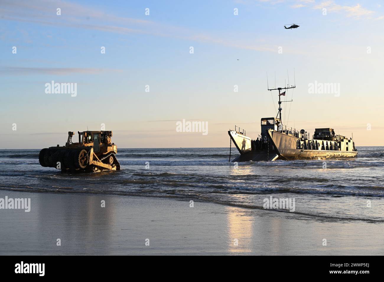 Les marins de l'US Navy affectés à la Beachmaster Unit 1 et au Amphibious construction Battalion déchargent l'équipement d'un débarquement Craft Utility au Camp Pendleton, Calif, le 29 février 2024. La formation faisait partie du projet convergence - Capstone 4, organisé par Army futures Command. Le PC-C4 informera l'intégration des capacités de modernisation et des formations à plusieurs échelons dans le futur environnement opérationnel. Armée Banque D'Images
