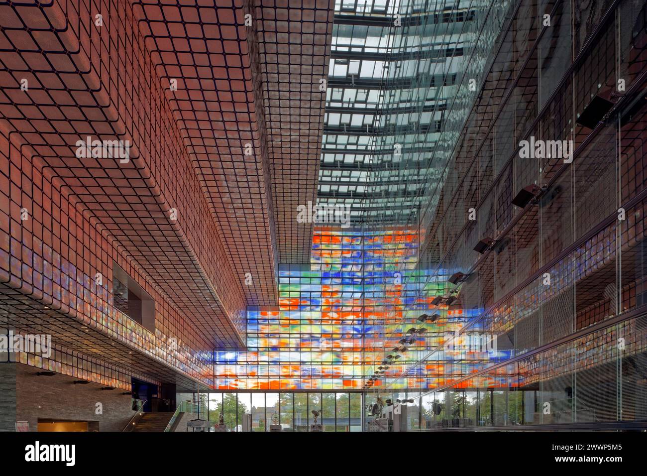 Atrium, avec musée du logement en ziggourat à gauche et bureaux derrière Wall of Fame à droite et façade en verre multicolore au-delà. Institut néerlandais du son Banque D'Images