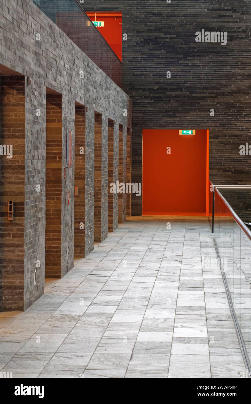 Niveau le plus bas du Canyon, avec couloirs intérieurs peints en orange. Institut néerlandais du son et de la vision, Hilversum, pays-Bas. Architecte : Neutelings Ried Banque D'Images