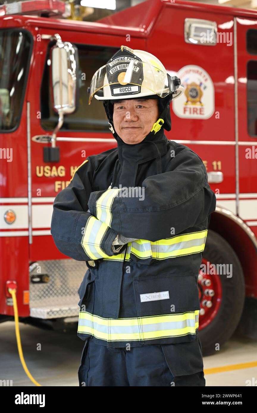 Hungpyo Rucci, le chef adjoint des pompiers de la garnison américaine Humphreys Direction des services d'incendie et d'urgence, pose pour une photo, le 28 février 2024, à l'intérieur de la caserne de pompiers 1 au Camp Humphreys. Rucci a récemment remporté le prix d'instructeur de feu de l'année au niveau du ministère de la Défense. Armée Banque D'Images