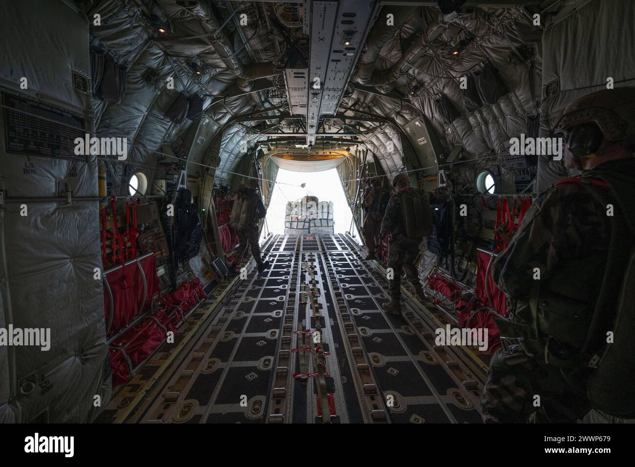 Gaza, Territoires palestiniens. 25 mars 2024. Des palettes de vivres sont larguées d'un avion de transport C-130 Hercules de l'armée de l'air allemande au-dessus de la bande de Gaza. Les forces armées allemandes prennent part à des vols d'aide avec d'autres Nations, au cours desquels les secours sont largués à partir d'avions de transport. Crédit : Boris Roessler/dpa/Alamy Live News Banque D'Images