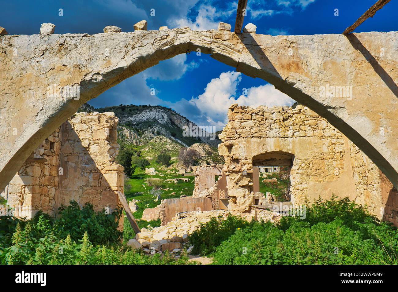 Arche dans le bastion des Templiers du XIIe siècle ruiné de Foinikas (Phoinikas, Finikas) dans la vallée de Xeropotamos, Paphos, Chypre Banque D'Images
