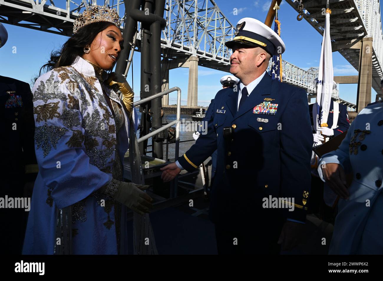 L’Adjudant-chef de la Garde côtière américaine Paul Zado accueille la reine Zulu Angelique Roche du Zulu social Aid and Pleasure Club à bord du Coast Guard Cutter Pamlico à la Nouvelle-Orléans, en Louisiane, le 12 février 2024. La Garde côtière participe à une tradition d'escorte des rois et reines de Zulu et des Krewe de Rex. Garde-côtes Banque D'Images