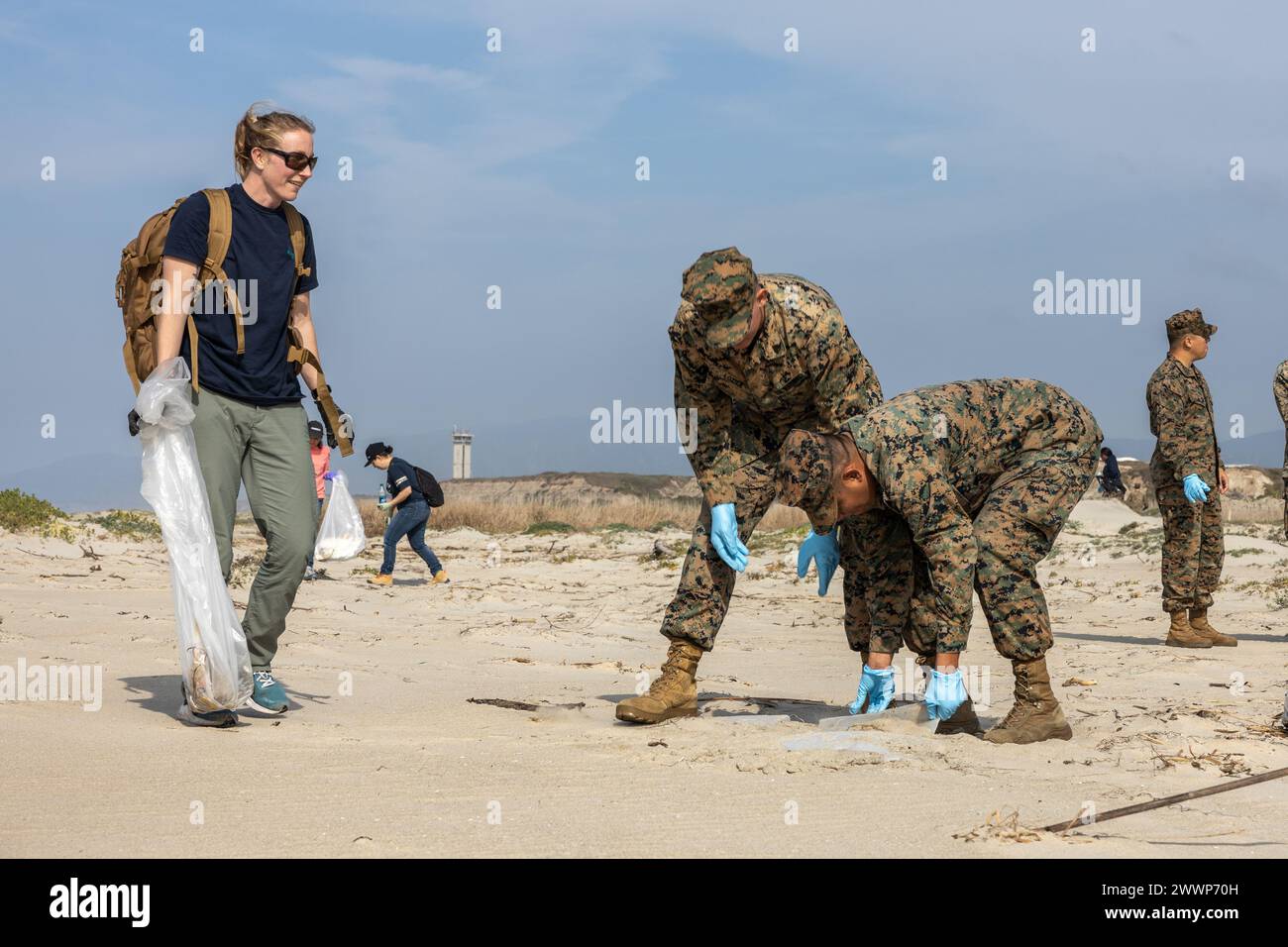 Un spécialiste, à gauche, avec le département de sécurité environnementale du camp de base du corps des Marines Pendleton, et des Marines américains avec le 3rd Assault Amphibian Battalion, 1st Marine Division, ramassent des ordures lors d'un nettoyage de plage à White Beach au camp MCB Pendleton, Californie, le 16 février 2024. Ce nettoyage permet à MCB Camp Pendleton et à ses unités locatives de mener des efforts de préservation tout en harmonisant l’efficacité environnementale et la préparation militaire. MCB Camp Pendleton prend des mesures actives pour préserver la faune régionale et les ressources naturelles tout en fournissant à la Fleet Marine Force les espaces d'entraînement nécessaires pour m Banque D'Images