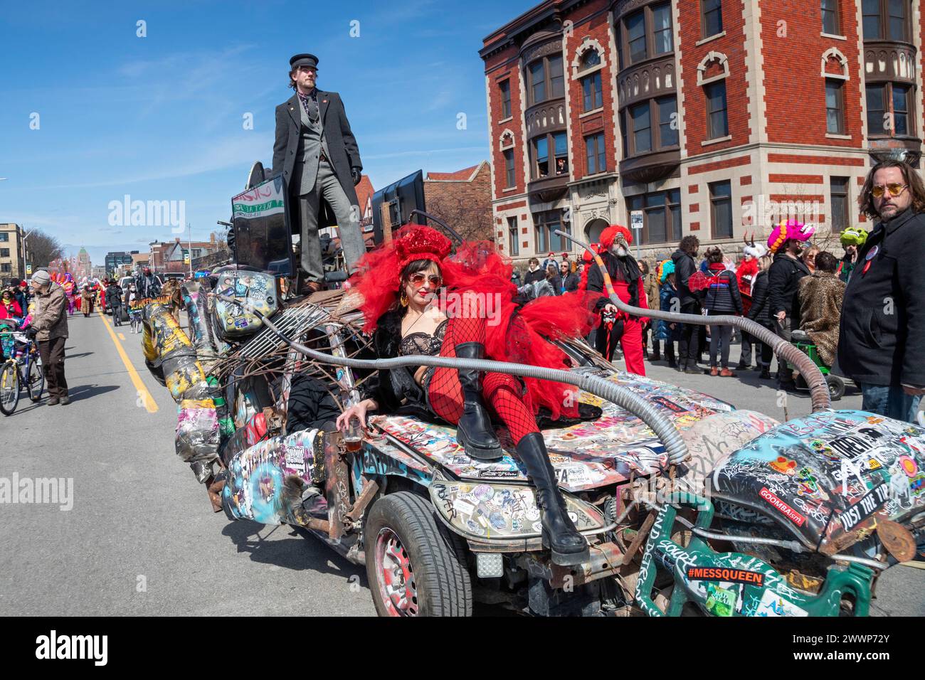 Detroit, Michigan - La Marche du Nain rouge célèbre la venue du printemps et bannit l'Nain rouge (Red Dwarf) à partir de la ville. Légende datant de Banque D'Images