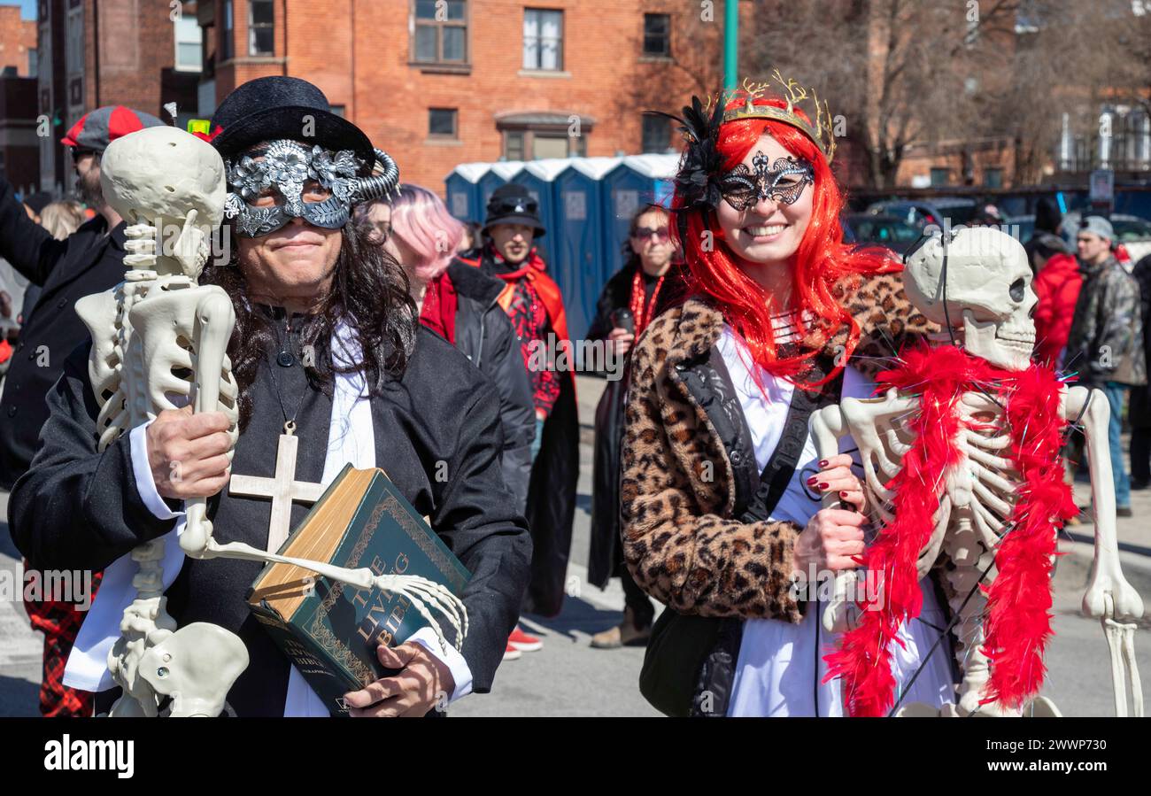 Detroit, Michigan - La Marche du Nain rouge célèbre la venue du printemps et bannit l'Nain rouge (Red Dwarf) à partir de la ville. Légende datant de Banque D'Images