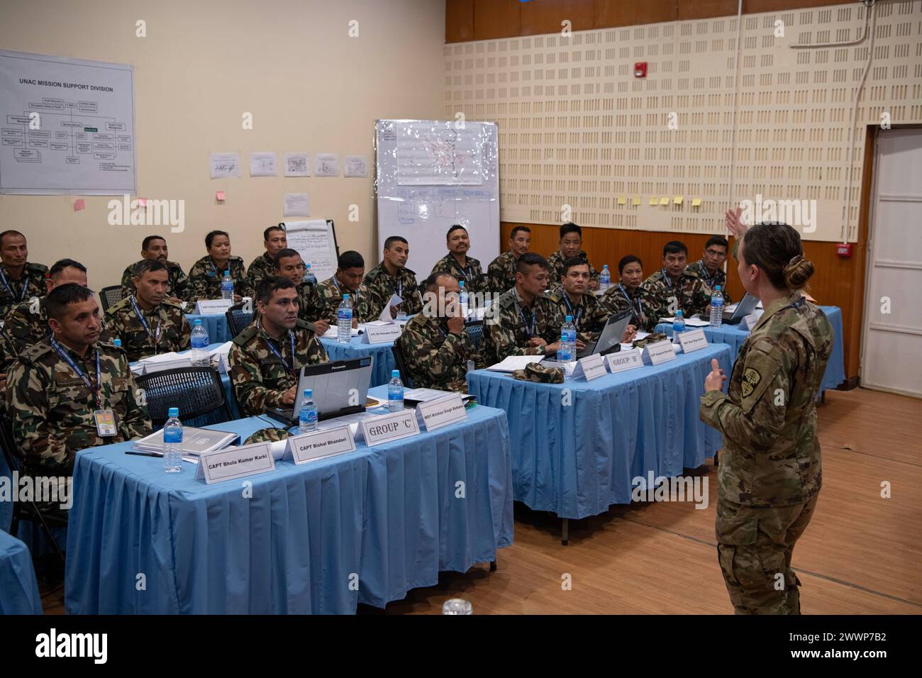 Les soldats de réserve de l’armée américaine, actuellement instructeurs pour le cours de renseignement militaire de maintien de la paix (MPKI), instruisent les étudiants MPKI au Centre des opérations de paix de Birendra pendant Shanti Prayas IV le 2 mars 2024. Le MPKI est un cours enseigné aux membres du service afin de développer le rôle essentiel que joue la communauté du renseignement dans l’identification de chaque partie d’une mission en préparation des déploiements de missions de l’ONU. Shanti Prayas IV est un exercice multinational de maintien de la paix parrainé par l'armée népalaise et le commandement indo-pacifique des États-Unis et est le dernier d'une série d'exercices conçus pour soutenir le maintien de la paix Banque D'Images