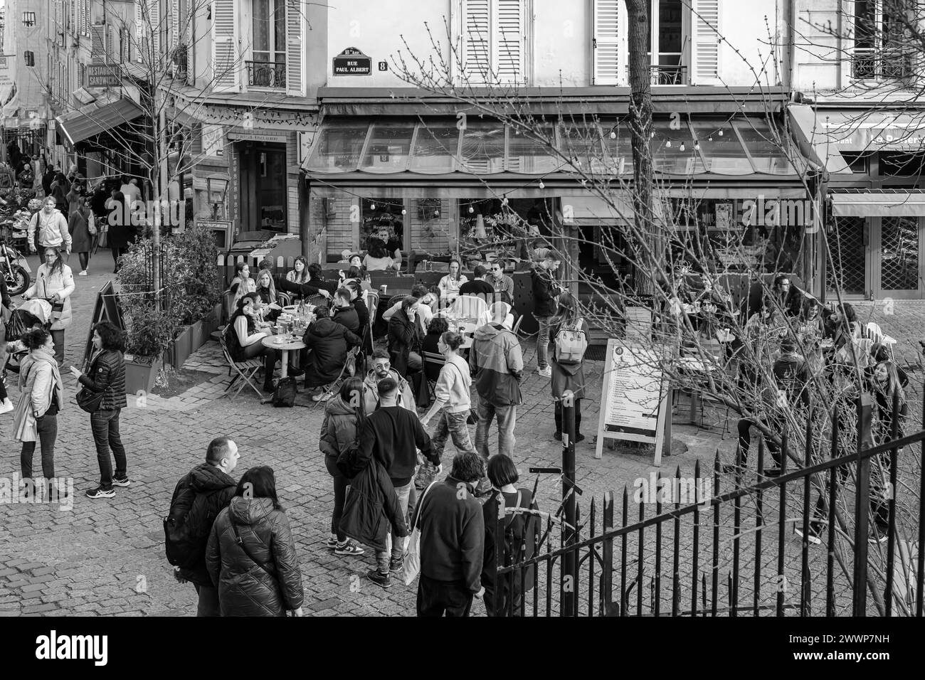 Paris, France - 17 février 2024 : vue de personnes assises à l'extérieur et dégustant un dîner et un verre dans un restaurant bistrot à Montmartre Paris France Banque D'Images