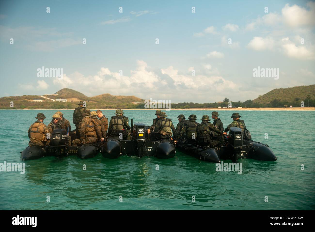 Les US Marines affectés à la reconnaissance Company, à la 15e Marine Expeditionary Unit, et aux Royal Thai Recon Marines coordonnent un assaut de plage dans des engins de raids en caoutchouc de combat lors d'une répétition d'assaut amphibie à l'exercice Cobra Gold à Sattahip, province de Chonburi, Thaïlande, 29 février 2024. Cobra Gold, qui en est à sa 43e année, est un événement de formation co-parrainé thaïlandais-américain qui s’appuie sur l’amitié de longue date entre les deux Nations alliées et rassemble une force multinationale robuste pour promouvoir la paix et la sécurité régionales à l’appui d’un Indo-Pacifique libre et ouvert. Corps des Marines Banque D'Images