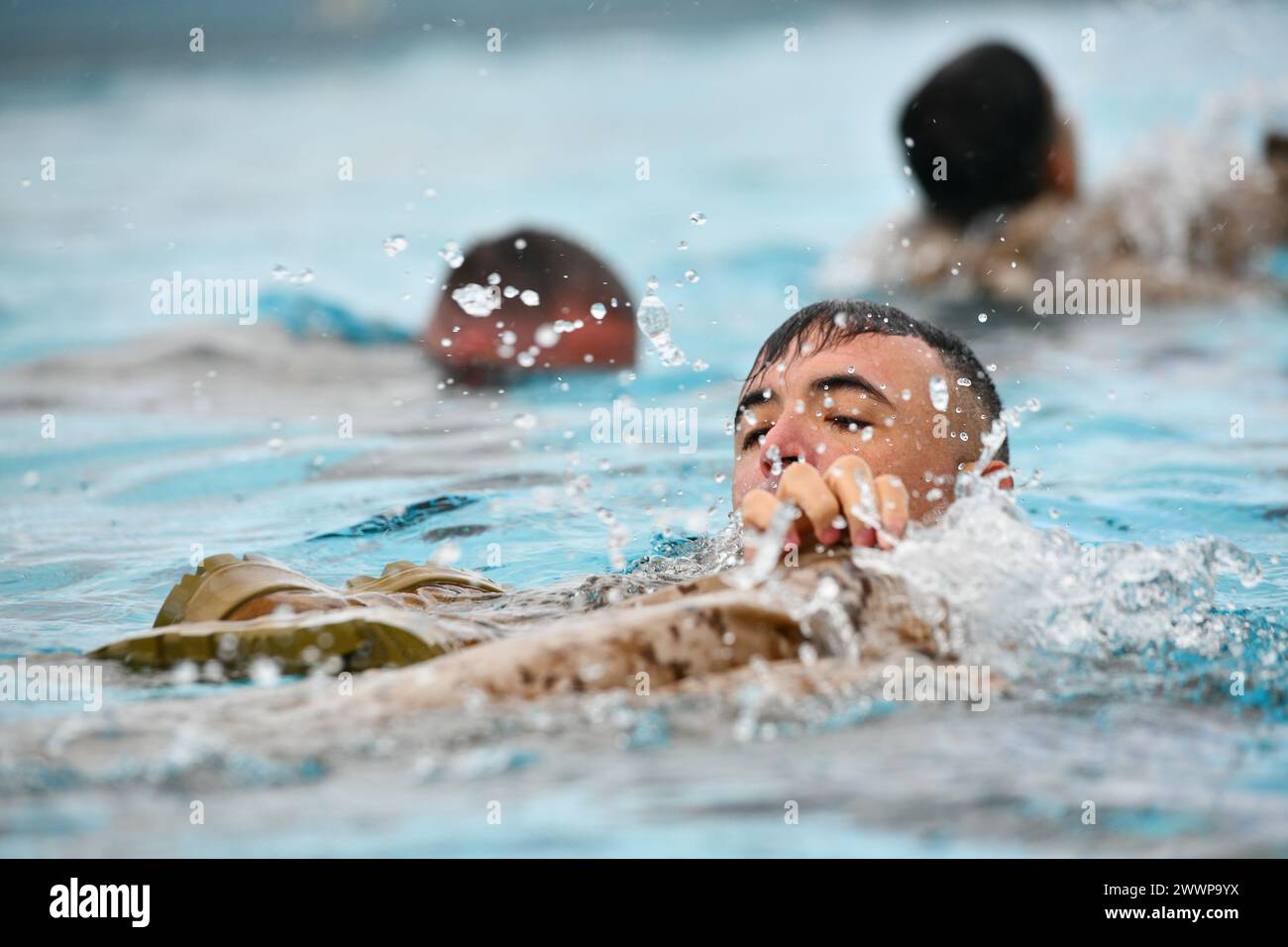 U.S. Marine corps Forces, Pacific (MARFORPAC), les Marines effectuent une technique de flottaison d'urgence en utilisant leurs uniformes pendant la formation de survie en eau au Camp H.M. Smith, Hawaii, le 27 février 2024. MARFORPAC Marine corps Instructors of Water Survival (MCIWS) a formé des Marines des unités autour de l'île, y compris la Defense POW / MIA Accounting Agency, à travers des qualifications de base et intermédiaire en natation pour remplir leurs exigences de qualification en natation pendant cet exercice de plusieurs heures. Les Marines doivent être capables de comprendre et d'appliquer des techniques de flottaison pour démontrer leur capacité de survie en aquati Banque D'Images