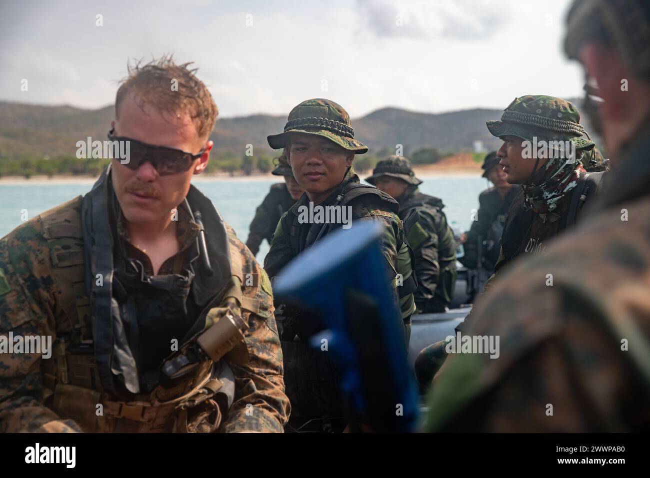 Les Marines des États-Unis affectés à la reconnaissance Company, à la 15e Marine Expeditionary Unit, et aux Royal Thai Recon Marines planifient un assaut de plage dans des engins de raids en caoutchouc de combat lors d'une répétition d'assaut amphibie à l'exercice Cobra Gold à Sattahip, province de Chonburi, Thaïlande, le 29 février 2024. Cobra Gold, qui en est à sa 43e année, est un événement de formation co-parrainé thaïlandais-américain qui s’appuie sur l’amitié de longue date entre les deux Nations alliées et rassemble une force multinationale robuste pour promouvoir la paix et la sécurité régionales à l’appui d’un Indo-Pacifique libre et ouvert. Corps des Marines Banque D'Images