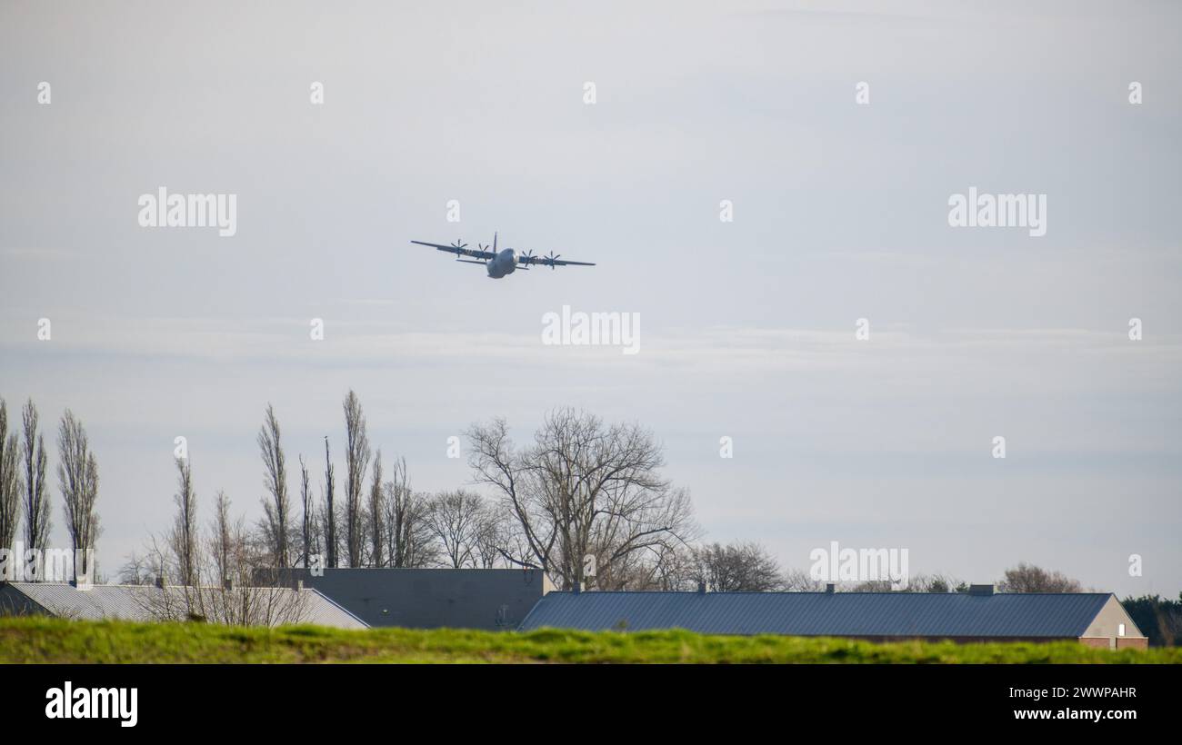 Les aviateurs américains du 37th Airlift Squadron, 86th Operations Group atteignent la zone de largage alors qu'ils effectuent un largage aérien à basse altitude d'entraînement (LCLA) à partir d'un avion C-130J Super Hercules, sur la base aérienne de Chièvres, Belgique, le 15 février 2024. Le largage aérien LCLA est accompli en lâchant des paquets de 80-500 livres avec des parachutes consommables pré-emballés comme une formation de routine pour les équipages qui soutiennent les opérations de contingence. Armée Banque D'Images