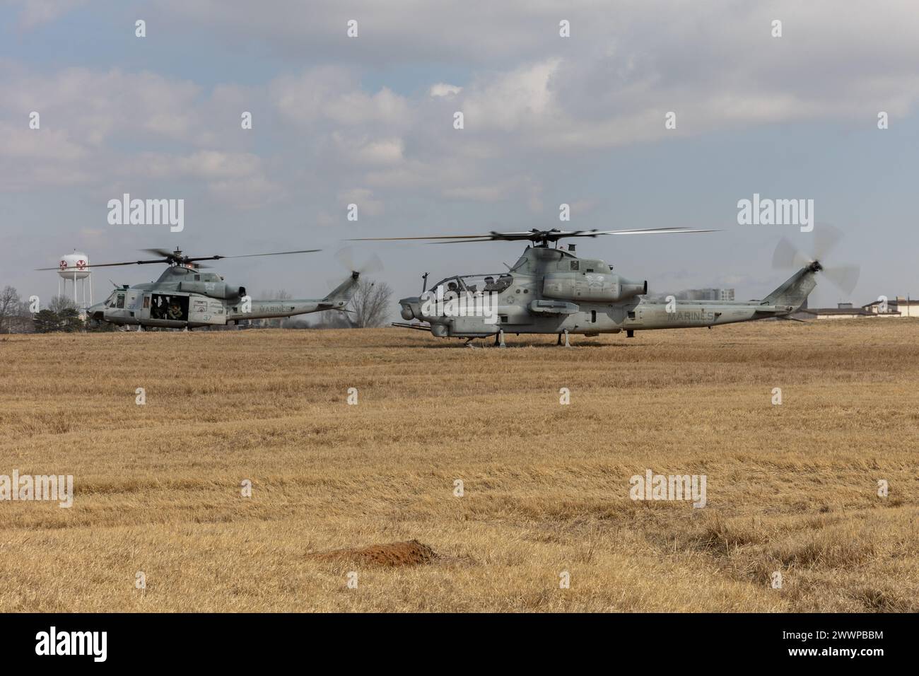 Un US Marine corps UH-1Y Venom (à gauche) et une AH-1Z Viper avec Marine Light Attack Helicopter Squadron (HMLA) 369, Marine Aircraft Group 36, 1st Marine Aircraft Wing, se préparent à voler pendant le Korean Marine Exchange Program 24.1, à USAG Humphreys, République de Corée, le 26 février 2024. Le KMEP est un exercice de formation bilatéral qui accroît l'interopérabilité et renforce les capacités combinées des Marines de la République de Corée et des États-Unis. Corps des Marines Banque D'Images