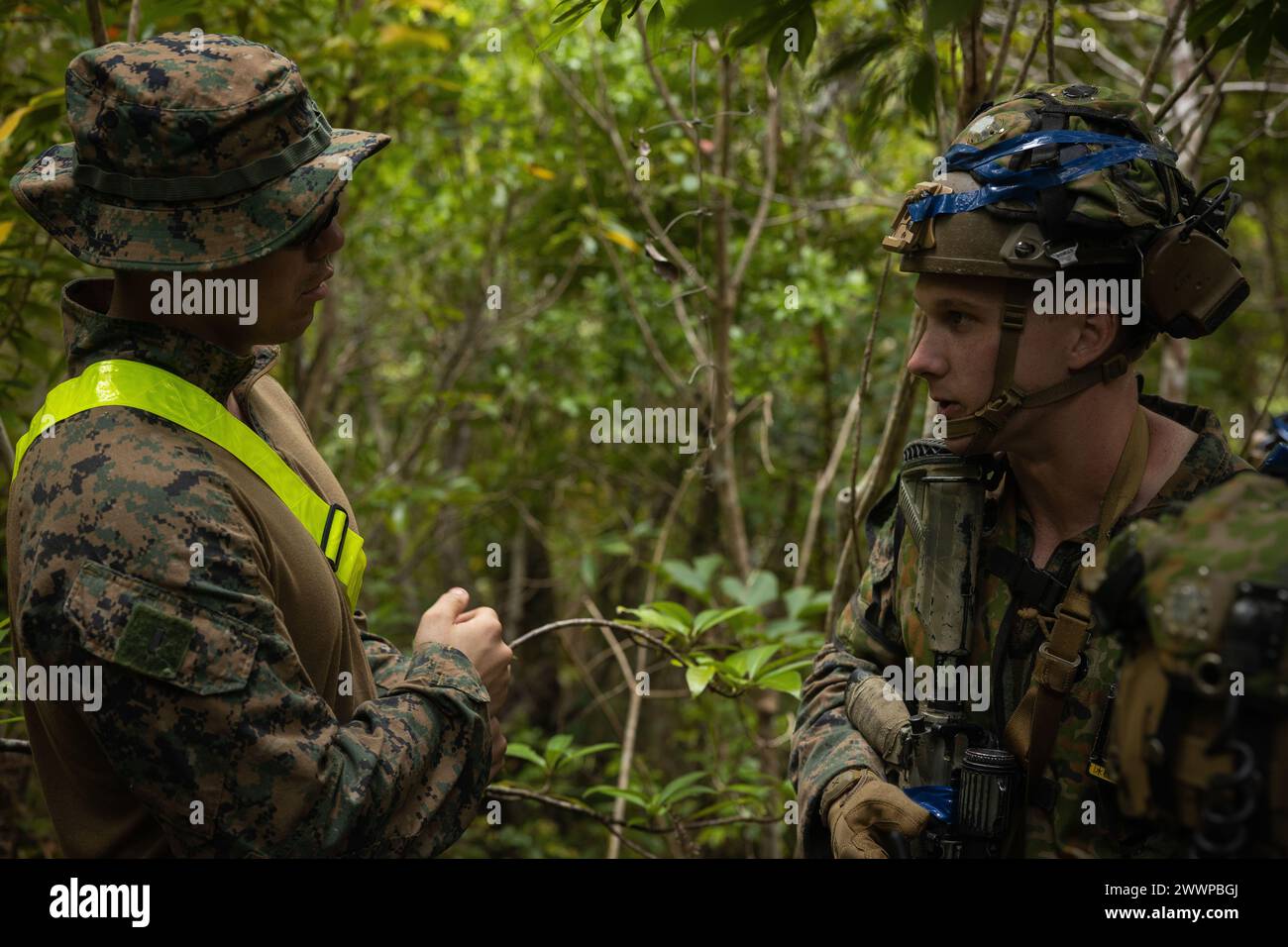 Le Cpl Robert Loki du corps des Marines des États-Unis, à droite, un Marine d'infanterie avec l'équipe de débarquement du bataillon 1/1, 31st Marine Expeditionary Unit coordonne la planification avec un membre de l'équipe pendant la formation aux tactiques des petites équipes Iron Fist 24 au Camp Hansen, Okinawa, Japon, le 29 février 2024. Les États-Unis et le Japon partagent des objectifs communs dans la région Indo-Pacifique, tels que la liberté de navigation, la prospérité économique dans le respect des règles du droit international et la dissuasion de l'agression. Des exercices comme Iron Fist confirment l’engagement des États-Unis envers nos alliés et nos objectifs stratégiques. Iron Fist est un exercice bilatéral annuel designe Banque D'Images