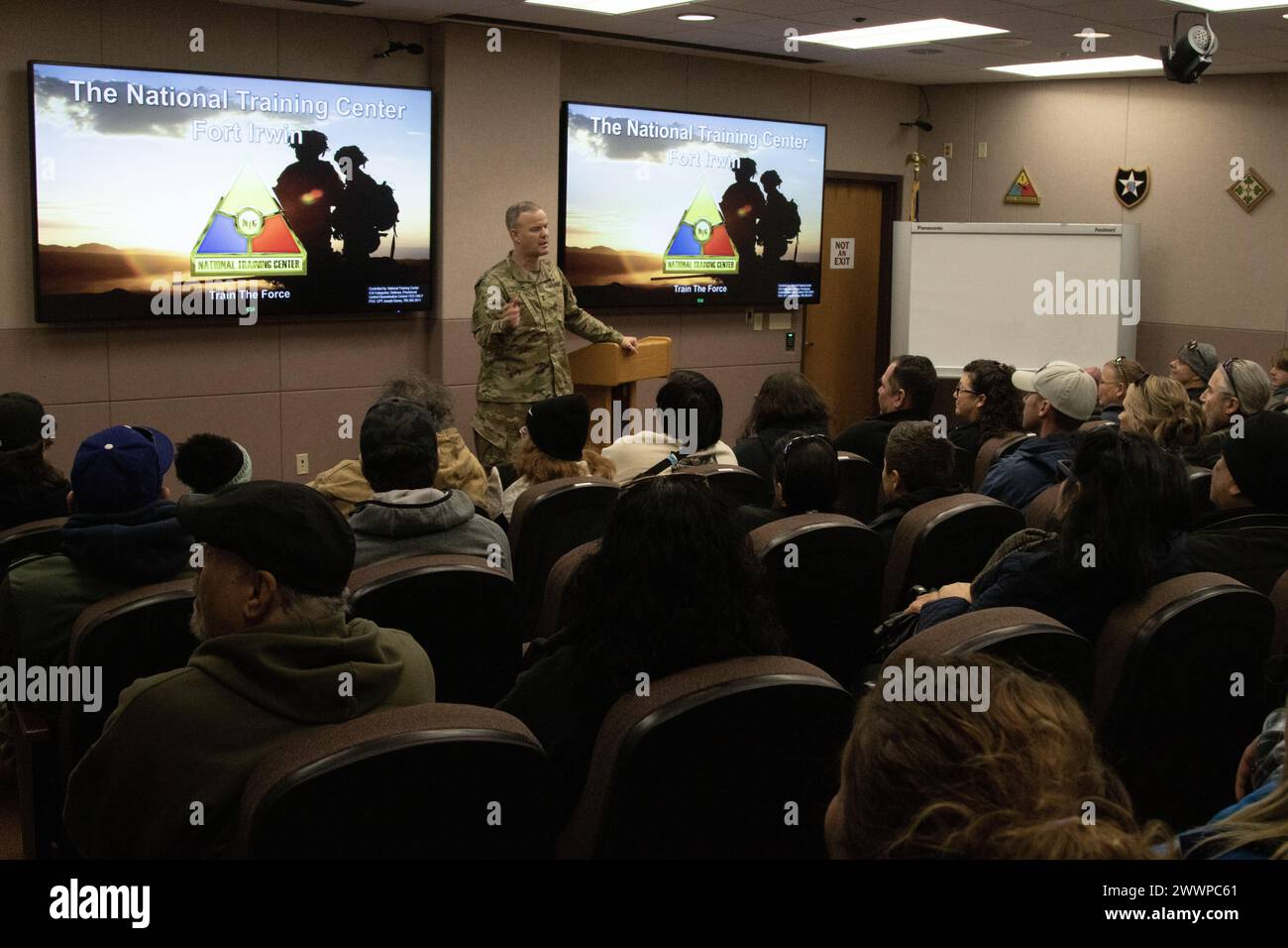 Le Major Gen. Curtis D. Taylor, commandant général du National Training Center (NTC) et de Fort Irwin, informe les invités de Community Box Tour de la mission du NTC, à Fort Irwin, Californie le 2 février 2024, Taylor décrit la mission du CNT comme « préparer les soldats et les dirigeants à remporter la première bataille de la guerre suivante ». ( Banque D'Images