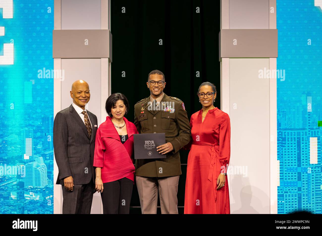 CPT. Terry Lee, ingénieur de brigade, corps of Engineers de l'armée américaine, reçoit le prix Modern Day Technology lors de l'événement Technology Recognition lors de la 38e conférence annuelle des Black Engineer of the Year Awards (BEYA), Baltimore, Md., le 16 février 2024. Armée Banque D'Images