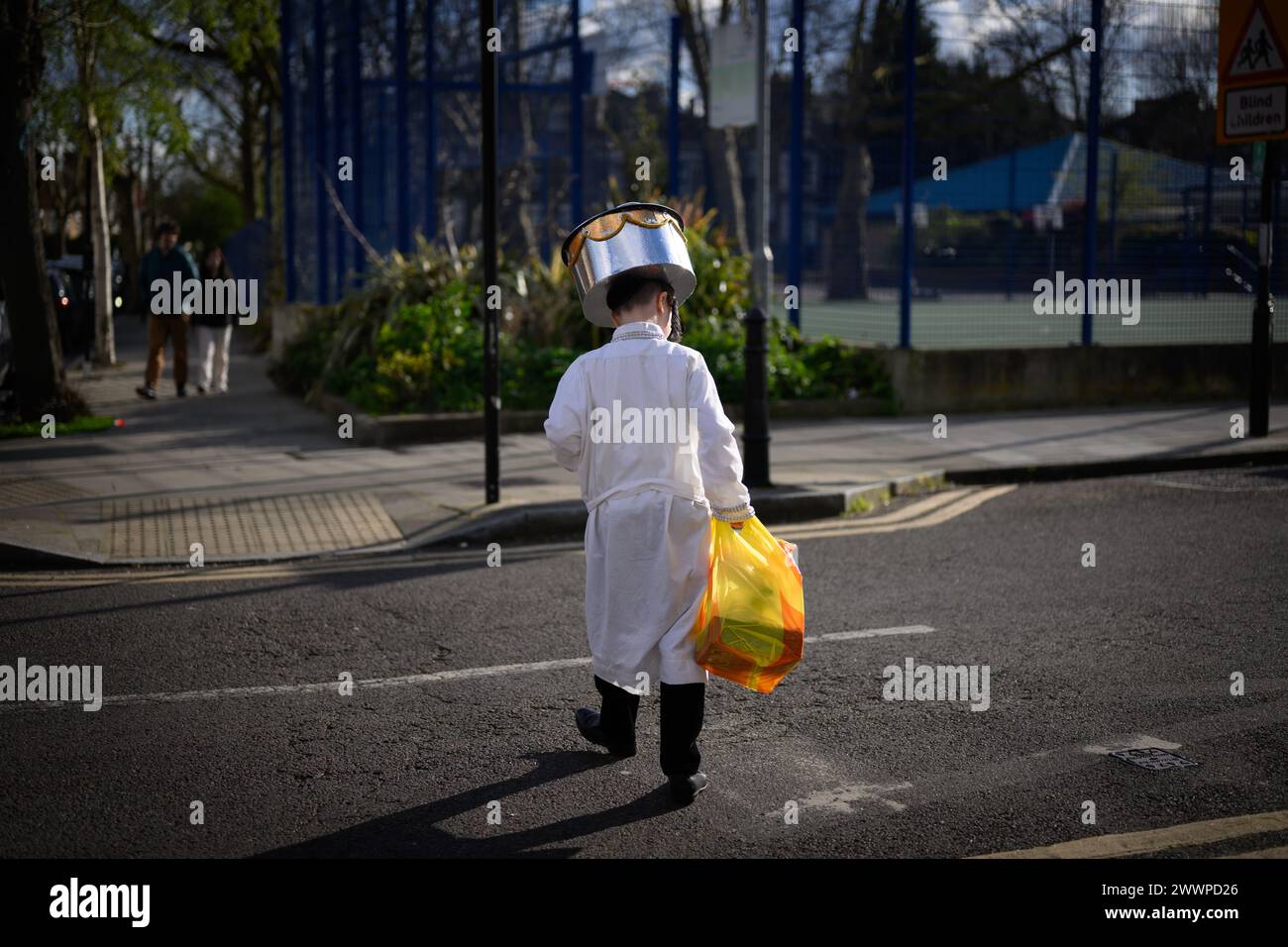 LONDRES, Royaume-Uni, 24 mars. La communauté juive de Stamford Hill, Londres célèbre la fête religieuse de Pourim. Les jeunes hommes dansent dans les rues et les enfants s'habillent de masques et de costumes. Crédit : Justin Griffiths-Williams/Alamy Live News Banque D'Images