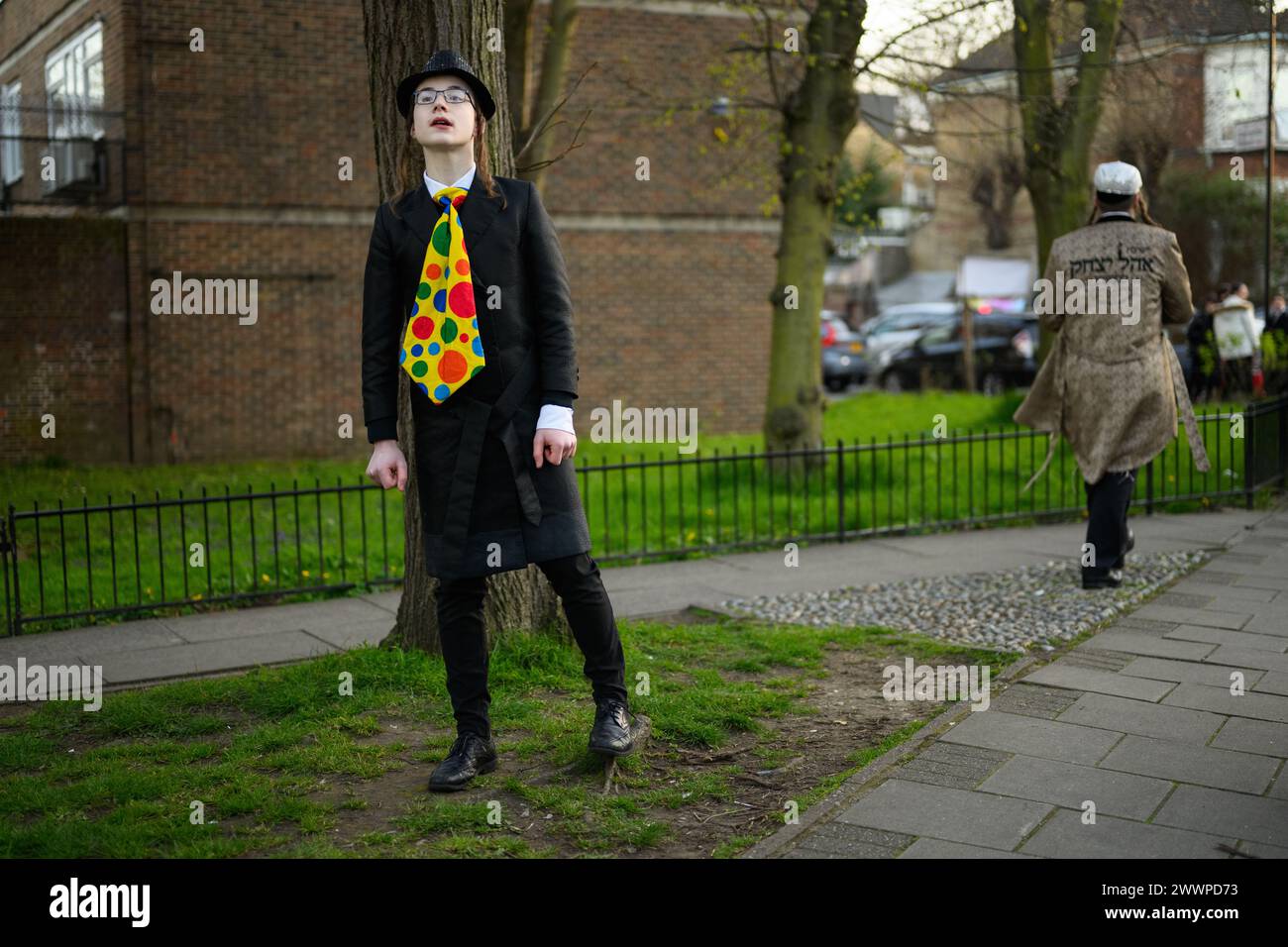 LONDRES, Royaume-Uni, 24 mars. La communauté juive de Stamford Hill, Londres célèbre la fête religieuse de Pourim. Les jeunes hommes dansent dans les rues et les enfants s'habillent de masques et de costumes. Crédit : Justin Griffiths-Williams/Alamy Live News Banque D'Images