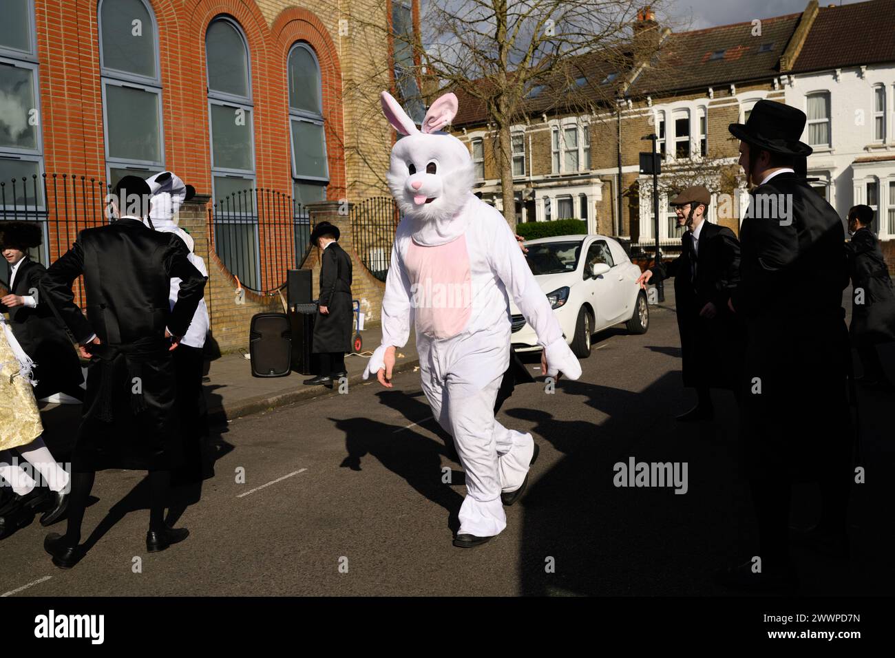 LONDRES, Royaume-Uni, 24 mars. La communauté juive de Stamford Hill, Londres célèbre la fête religieuse de Pourim. Les jeunes hommes dansent dans les rues et les enfants s'habillent de masques et de costumes. Crédit : Justin Griffiths-Williams/Alamy Live News Banque D'Images