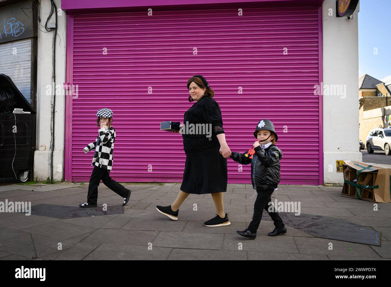 LONDRES, Royaume-Uni, 24 mars. La communauté juive de Stamford Hill, Londres célèbre la fête religieuse de Pourim. Les jeunes hommes dansent dans les rues et les enfants s'habillent de masques et de costumes. Crédit : Justin Griffiths-Williams/Alamy Live News Banque D'Images