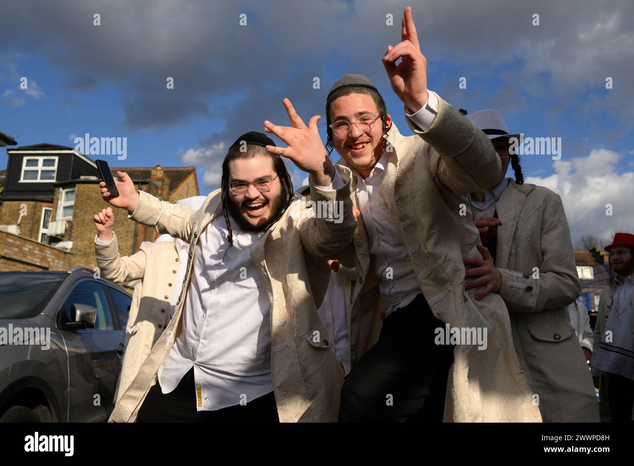 LONDRES, Royaume-Uni, 24 mars. La communauté juive de Stamford Hill, Londres célèbre la fête religieuse de Pourim. Les jeunes hommes dansent dans les rues et les enfants s'habillent de masques et de costumes. Crédit : Justin Griffiths-Williams/Alamy Live News Banque D'Images