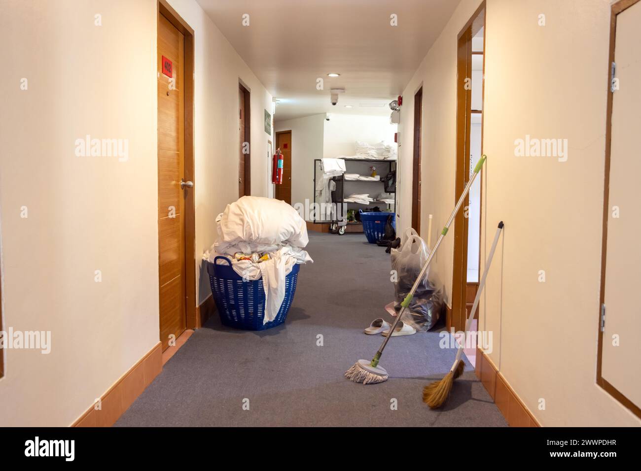 EQUIPEMENT pour nettoyer les chambres dans le couloir de l'hôtel Banque D'Images