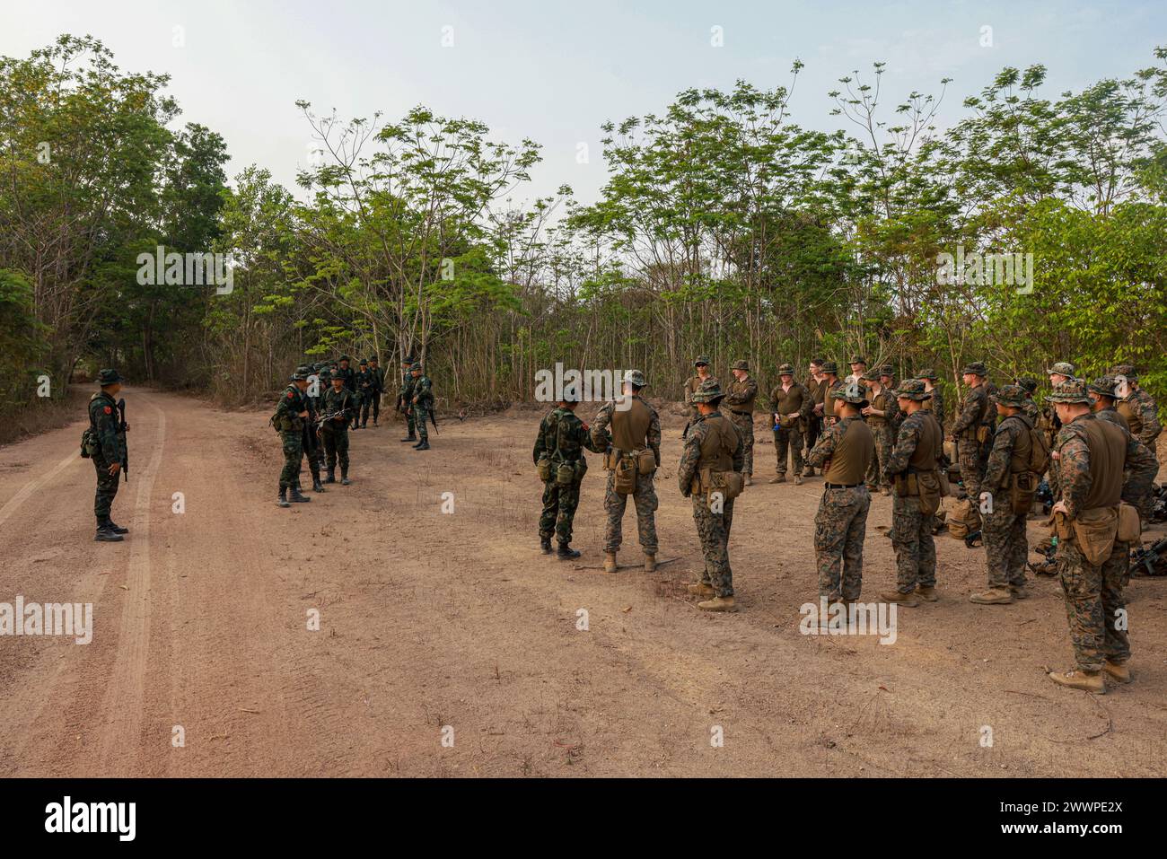 Les marines américains et royaux thaïlandais se préparent à l'entraînement tactique de la jungle pendant l'exercice Cobra Gold dans la province de Chanthaburi, Thaïlande, le 29 février 2024. Cobra Gold, qui en est à sa 43e année, est un événement de formation co-parrainé thaïlandais-américain qui s’appuie sur l’amitié de longue date entre les deux Nations alliées et rassemble une force multinationale robuste pour promouvoir la paix et la sécurité régionales à l’appui d’un Indo-Pacifique libre et ouvert. Corps des Marines Banque D'Images