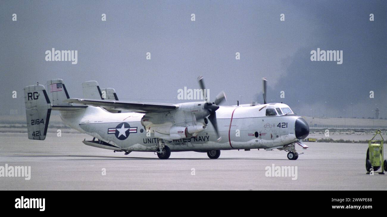 25 mars 1991, une morue de l'US Navy Grumman C-2 Greyhound de l'USS Midway le roulage à l'aéroport international de Koweït. Banque D'Images