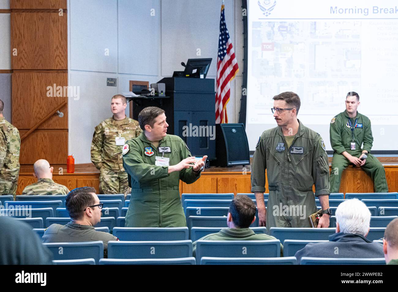 Le lieutenant Col. James Lamb de l'US Air Force, avec le 509th Weapons Squadron, s'entretient avec le capitaine Tyler Kludt, de la 185th Air ravitaillement Wing, lors du Mobility Air Force Data Link Users Group, à la base de la Garde nationale aérienne de Rosecrans, Missouri, le 8 février 2024. Au cours de l'événement, organisé par le Advanced Airlift Tactics Training Center, plus de 100 experts en la matière ont discuté des mises à jour de la cellule communautaire, des futures capacités de liaison de données, ainsi que des séances d'information de certains des plus grands leaders dans le domaine. La liaison de données permet aux équipes aériennes et au sol d'établir et d'entretenir tactica Banque D'Images