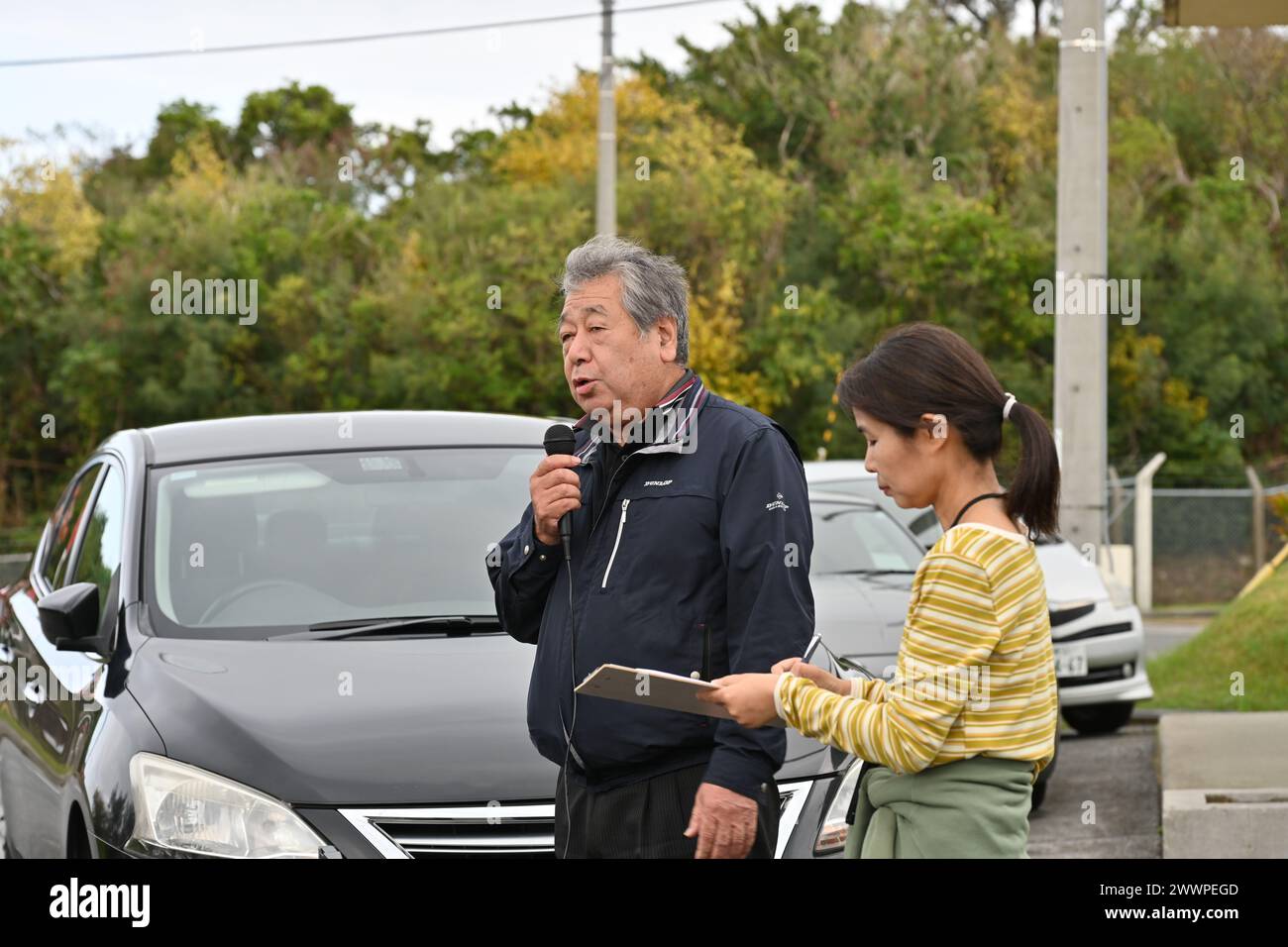 WHITE BEACH, Japon (29 février 2024) le chef du district de Heshikiya de la ville d’Uruma, Mitsuo Nishishinya, s’adresse à un groupe de militaires américains et japonais lors du projet de relations communautaires « Jungle Attack ». « Jungle Attack » est menée chaque année pour éliminer la prolifération de la jungle et améliorer l’accès aux tombes ancestrales et autres sites sacrés de l’installation navale de White Beach. Marine Banque D'Images