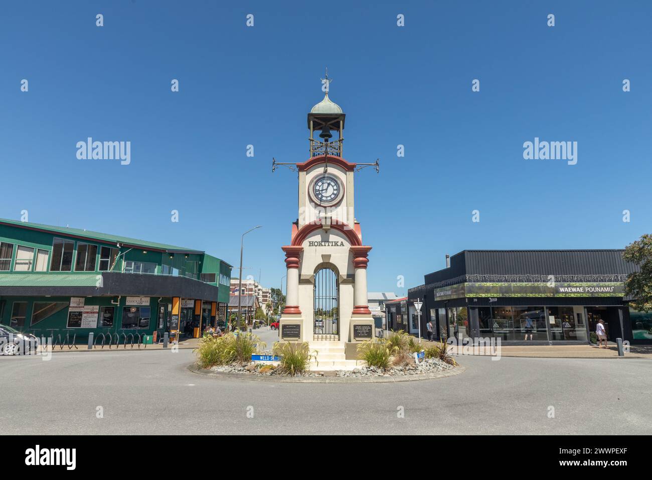 La tour de l'horloge et la rue principale de Hokitika, la plus grande ville du district de Westland dans le sud de la Nouvelle-Zélande. Banque D'Images