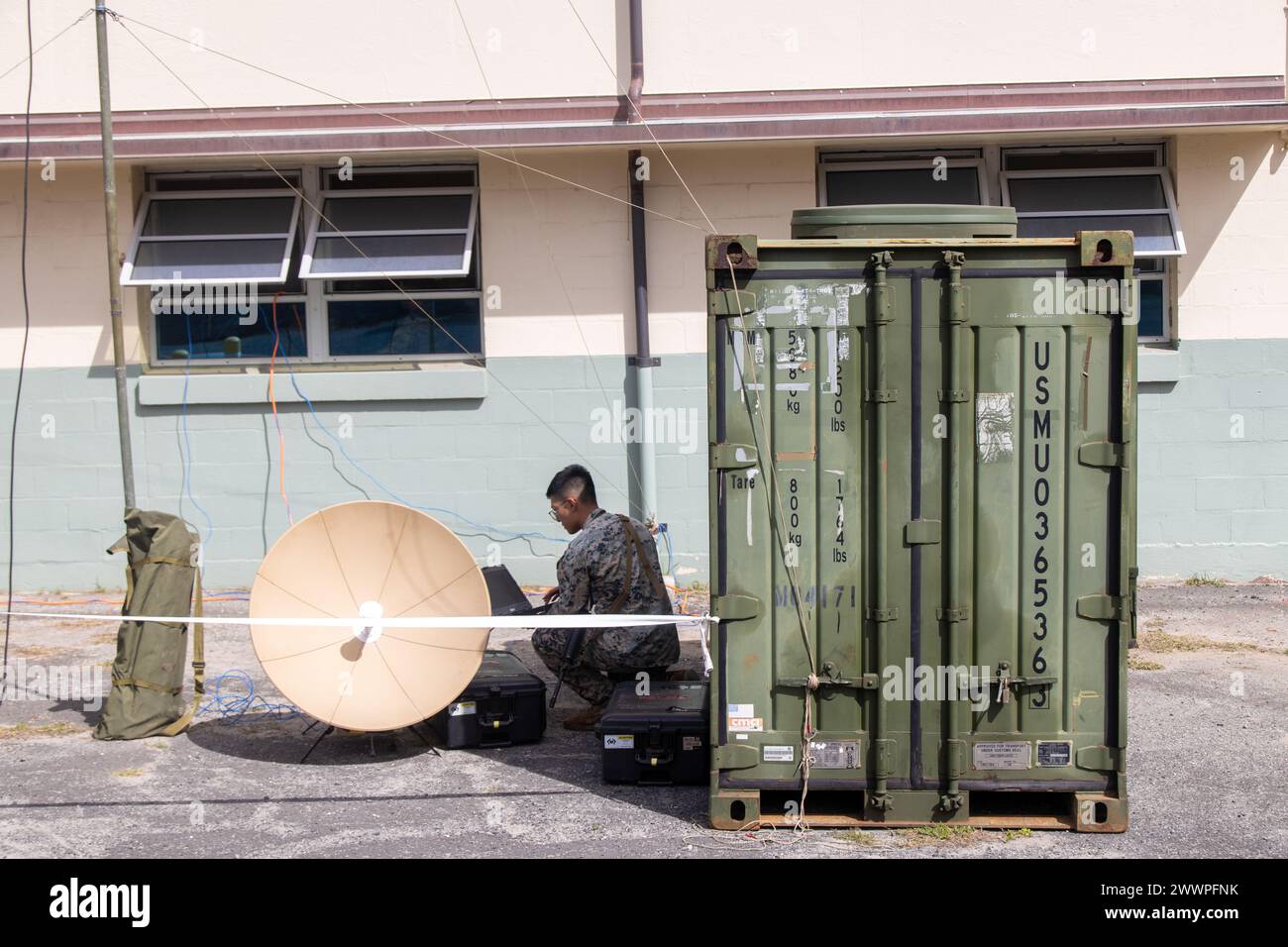 Le Sgt Stetson Jansen, à gauche, administrateur des systèmes de données au Marine Wing support Squadron 174, Marine Aircraft Group (MAG) 24, 1st Marine Aircraft Wing (MAW) et le Cpl Jeremy Chen, opérateur du système de transmission par satellite au Marine Wing Communications Squadron 18, MAG-24, 1st MAW reconfigure un terminal pour fournir des capacités de données à Marine corps Training Area Bellows, Hawaii, 26 février 2024. Cette formation a amélioré les compétences et la préparation en préparation pour Balikatan 24. Corps des Marines Banque D'Images