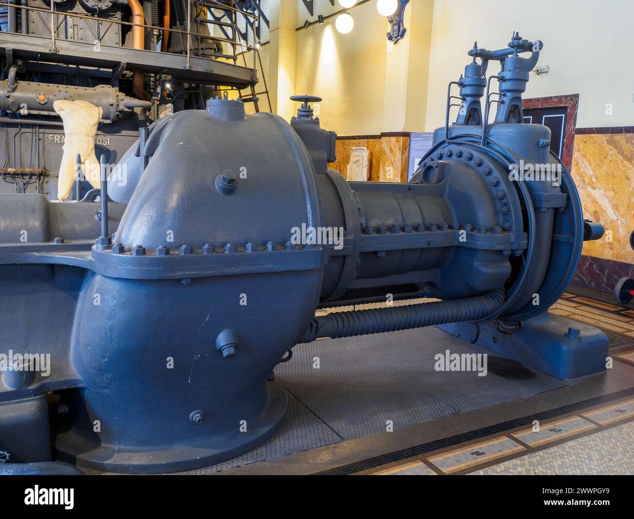 Turbine à vapeur de 4500HP, 2700 tr/min, vitesse augmentée à 3000 tr/min pour l'unification de fréquence dans l'ancienne centrale électrique Montemartini à Rome, abritant maintenant un musée des trésors de la Rome antique - Museo centrale Montemartini, Rome, Italie Banque D'Images