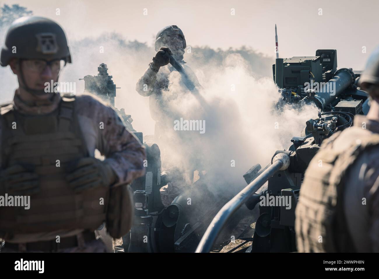 Les Marines américains avec l'école de base démontrent comment utiliser un obusier de 155 mm remorqué M777 pour former les officiers nouvellement commissionnés à la base du corps des Marines Quantico, Virginie, le 29 février 2024. Les étudiants de TBS sont formés pour être un commandant de peloton de fusil équipé de normes élevées de connaissances professionnelles, d'expertise technique et de leadership. Corps des Marines Banque D'Images