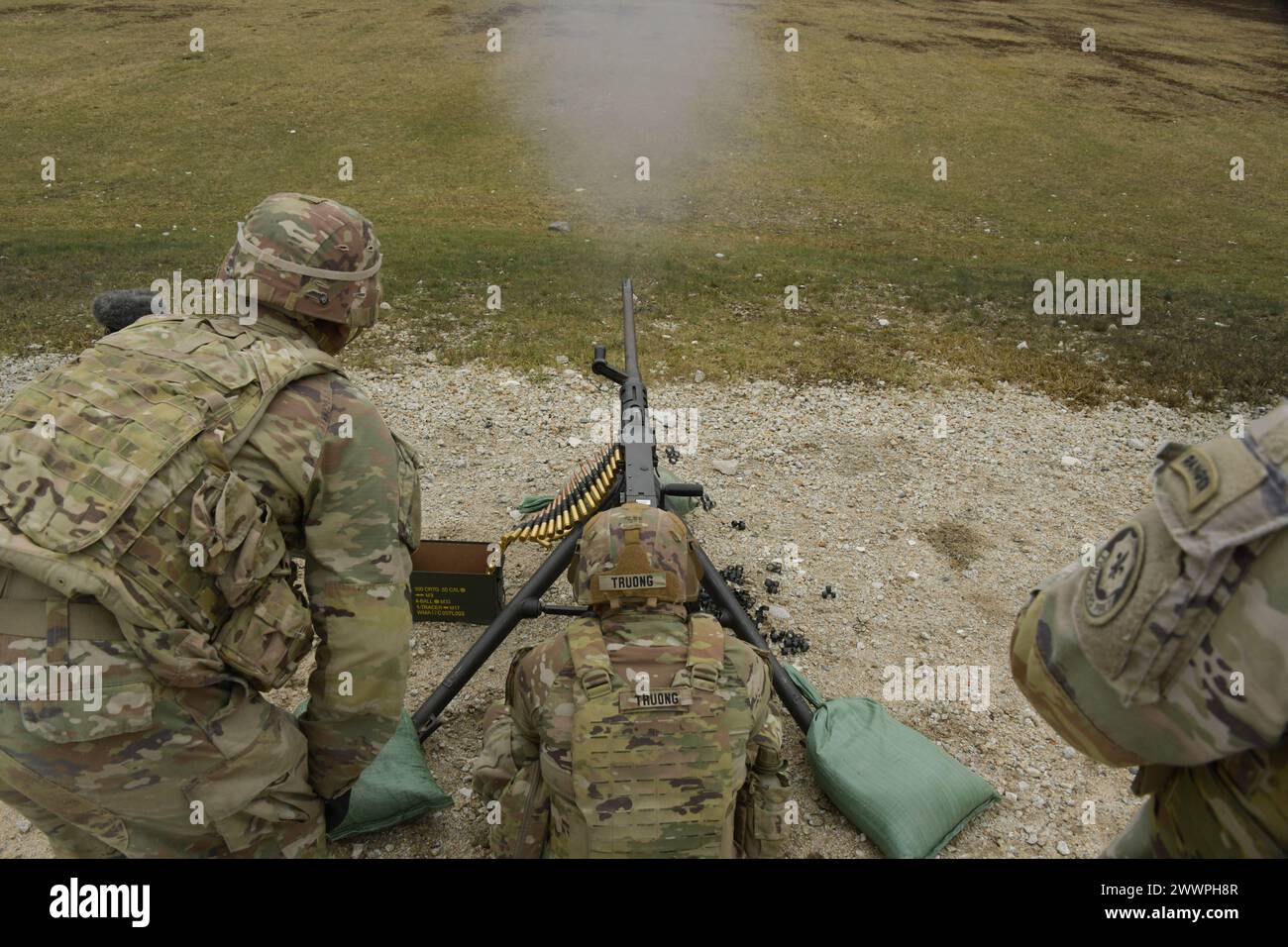 Les soldats américains affectés au 4e escadron du 2e régiment de cavalerie conduisent une mitrailleuse lourde de calibre Browning M2 .50 dans la zone d'entraînement de Grafenwoehr, Allemagne, le 29 février 2024. Le 2e régiment de cavalerie, affecté au V corps, le corps avancé des États-Unis déployé en Europe, travaille aux côtés des alliés de l'OTAN et des partenaires de sécurité régionaux pour fournir des forces crédibles au combat capables d'un déploiement rapide sur tout le théâtre européen pour défendre l'alliance de l'OTAN. Armée Banque D'Images