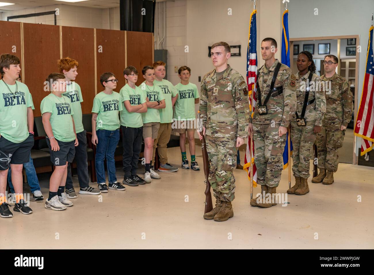 Les membres du bogue Chitto Beta Club reçoivent une visite guidée et une démonstration de la Garde d'honneur Keesler à la base aérienne Keesler, Mississippi, le 22 février 2024. Les étudiants ont visité Keesler AFB pour mieux comprendre comment l'Armée de l'Air opère et forme les aviateurs. Armée de l'air Banque D'Images