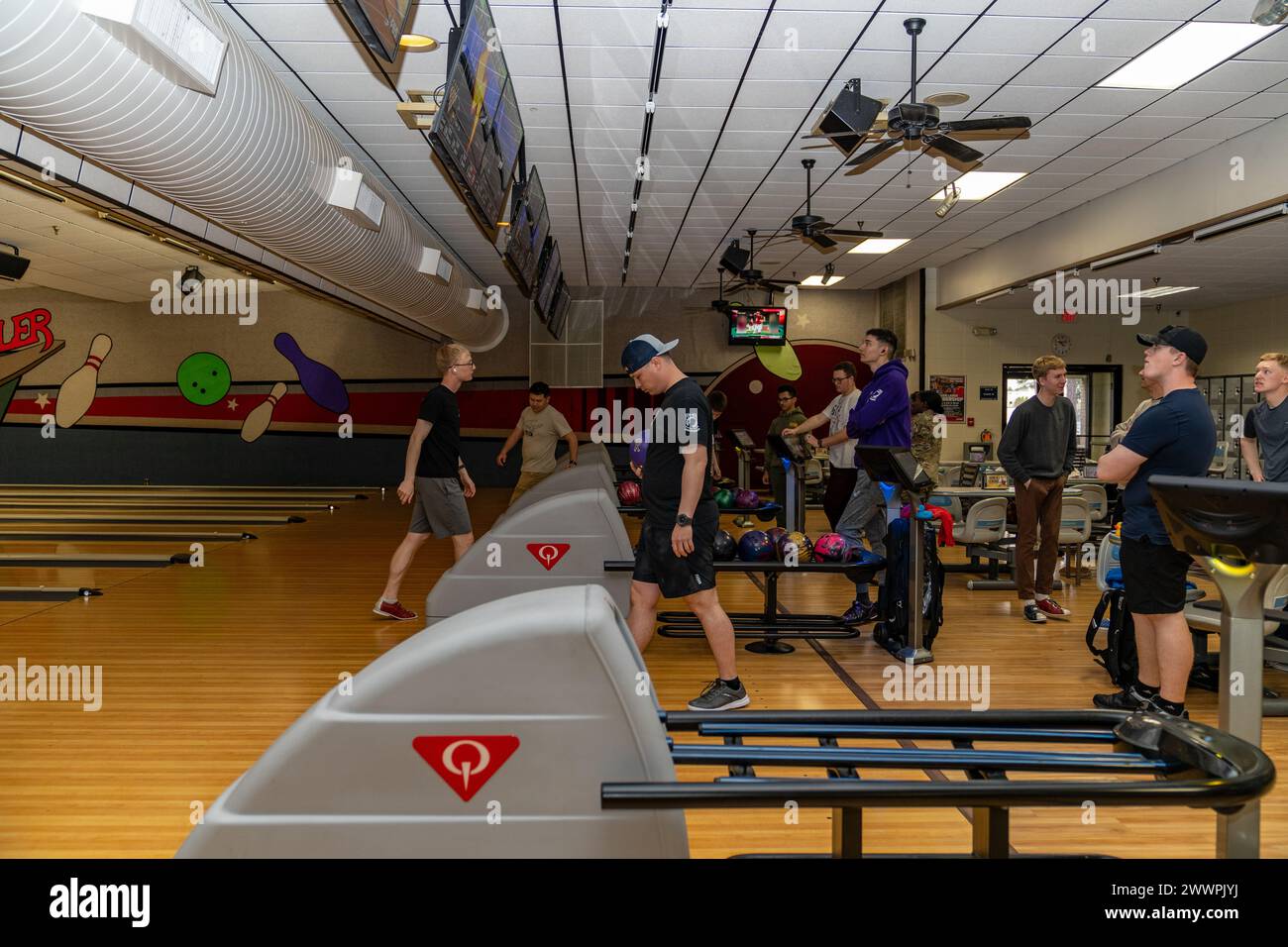 Les aviateurs participent au tournoi de bowling Black History Month Bowling à la base aérienne de Keesler, Mississippi, le 16 février 2023. Depuis 1976, chaque président des États-Unis a officiellement désigné le mois de février mois de l'histoire des Noirs. Armée de l'air Banque D'Images