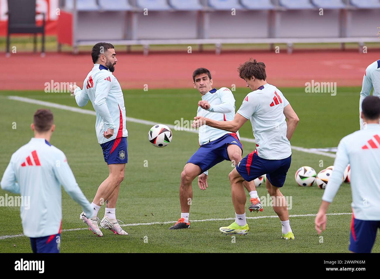 Madrid, Espagne. 25 mars 2024. Daniel Carvajal (G), Gerard Moreno (C) et Robin le Normand (d), d’Espagne, s’échauffent pendant la séance d’entraînement à la veille du match amical international entre l’Espagne et le Brésil à Ciudad del Fútbol de Las Rozas. Crédit : SOPA images Limited/Alamy Live News Banque D'Images