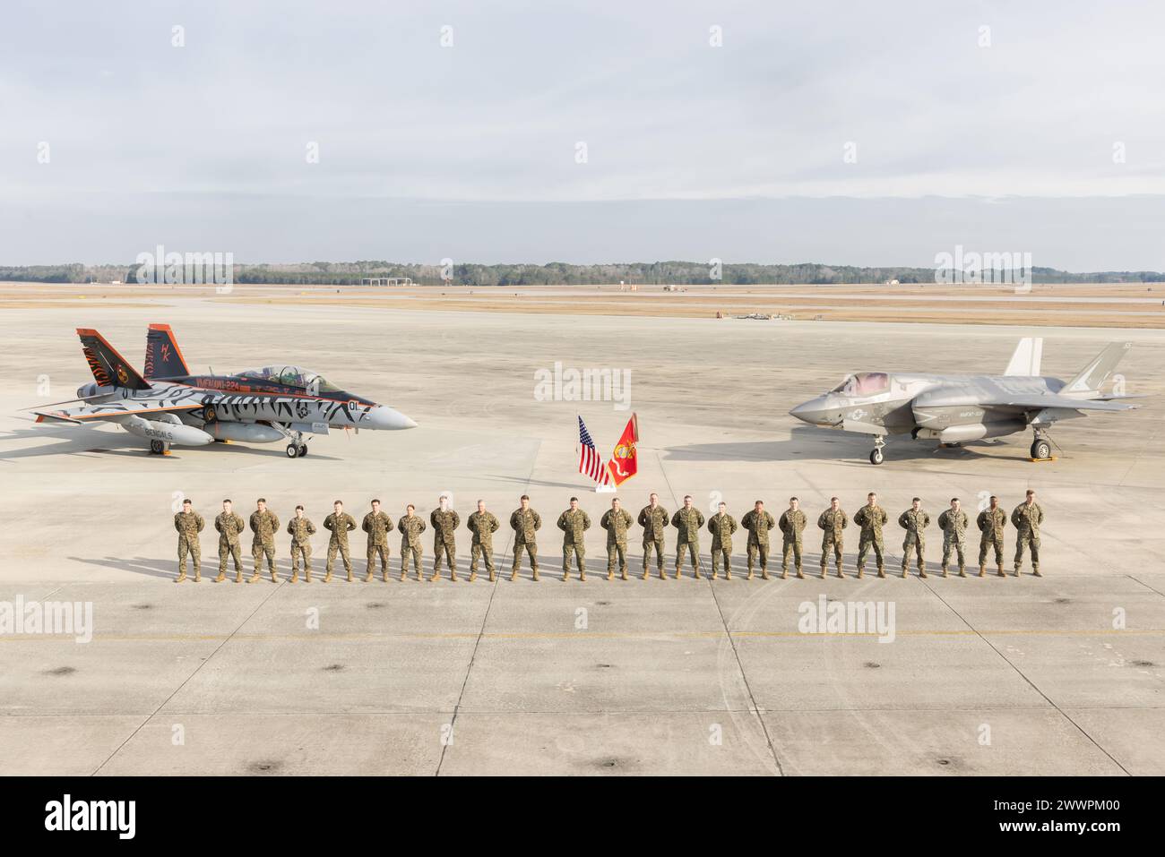 U.S. Marines avec Marine Aircraft Group (MAG) 31, 2nd Marine Aircraft Wing (MAW), debout devant un F/A-18 Hornet avec Marine All Weather Fighter Attack Squadron 224, MAG-31, 2nd MAW, et un F-35B Lightning II avec le Marine Fighter Attack Training Squadron 501, MAG-31, 2nd MAW, à la Marine corps Air Station (MCAS) Beaufort, Caroline du Sud, le 16 février 2024. Le MAG-31 soutient 2 escadrons F/A-18, un escadron de logistique aérienne et un escadron d'entraînement F-35B Lightning II à bord du MCAS Beaufort. Corps des Marines Banque D'Images