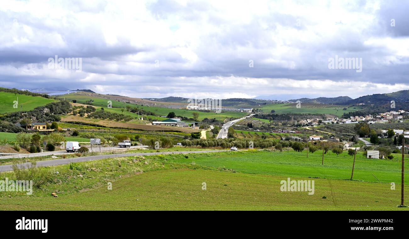 Campagne avec des collines et des champs agricoles par la route A-356 à la périphérie de Malaga, Espagne Banque D'Images