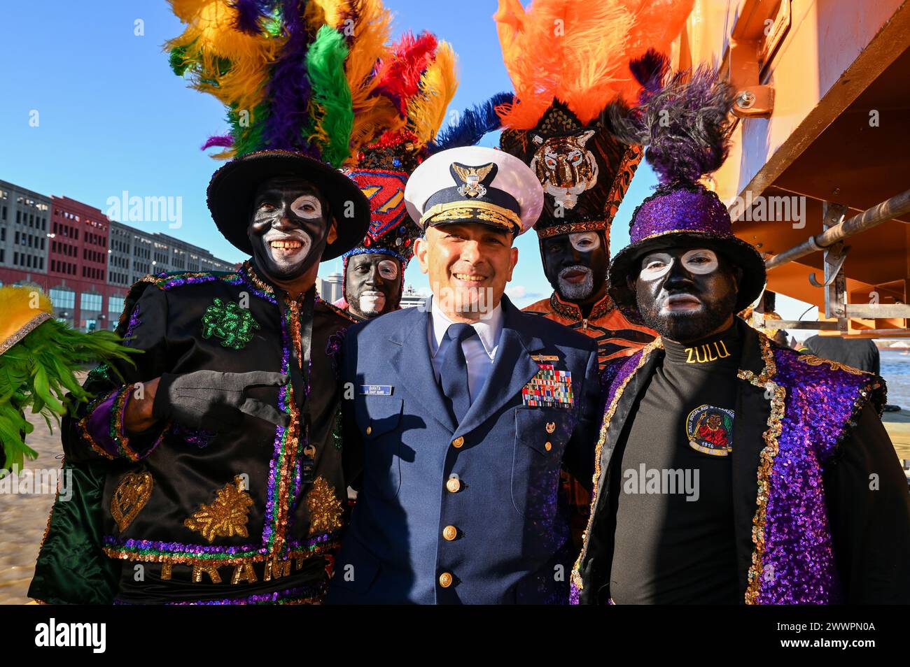 Le commandant du huitième district de la Garde côtière américaine, le contre-amiral David Barata, rejoint les membres du Zulul social Aid and Pleasure Club à bord du Coast Guard Cutter Pamlico pour le lundi gras à la Nouvelle-Orléans, en Louisiane, le 12 février 2024. Zulu est connu pour ses vêtements distincts et ses jetés spéciaux de mardi gras où, au lieu de perles, ils jettent des noix de coco aux amateurs de carnaval. Garde-côtes Banque D'Images